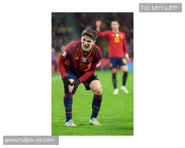 足球明星背上背包走街头 展现休闲与运动的完美融合